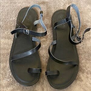 Universal Thread size 7 black sandals